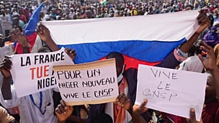 "Frankreich tötet" steht auf Bannern - Protestierende schwenken russische Fahnen