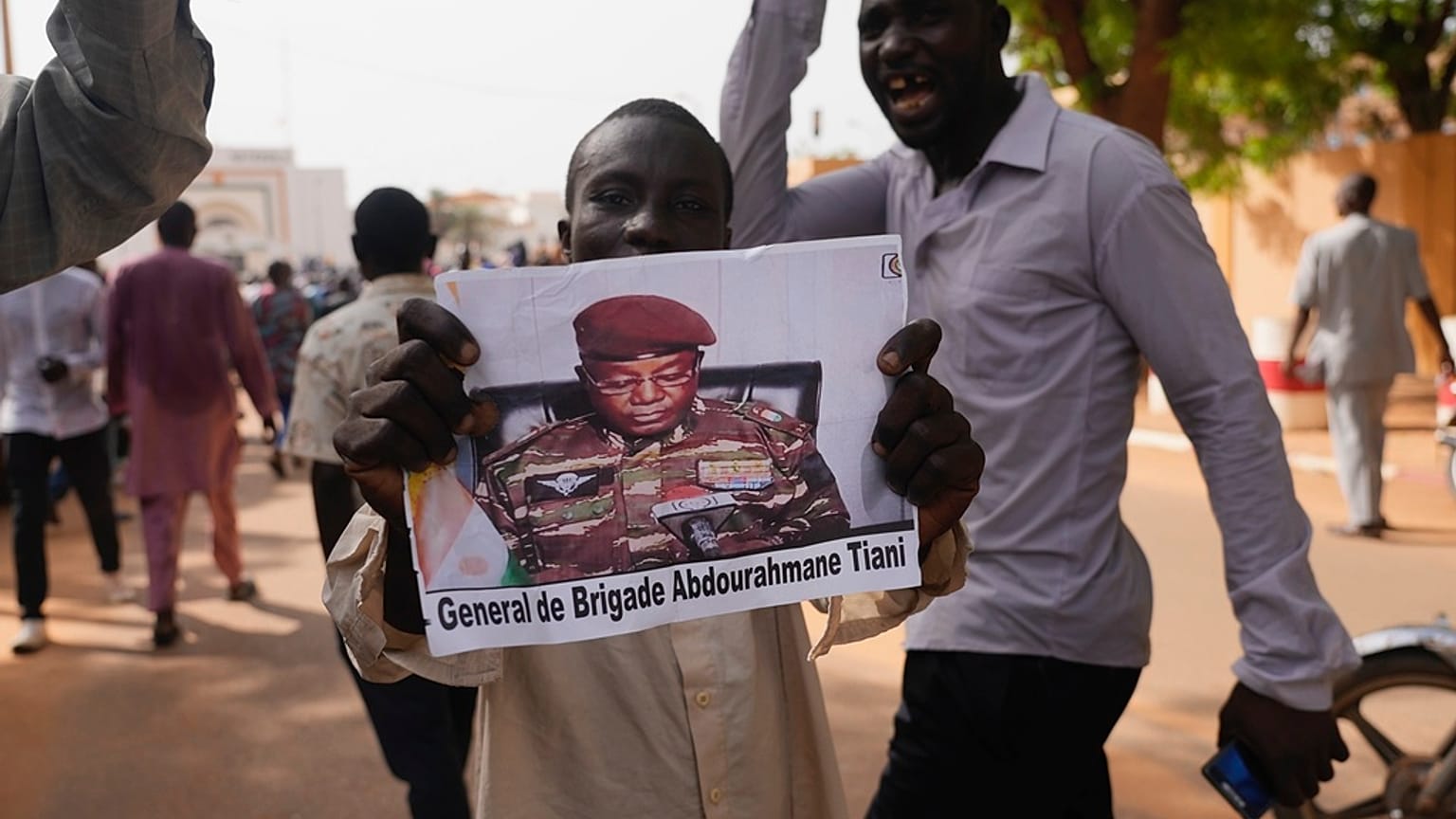 Manifestanti inneggiato al generale Abdourahmane Tchiani. (Niamey, 30.7.2023)
