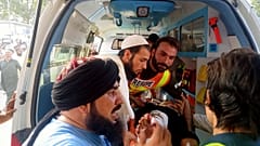 نقل المصابين إلى المشفى