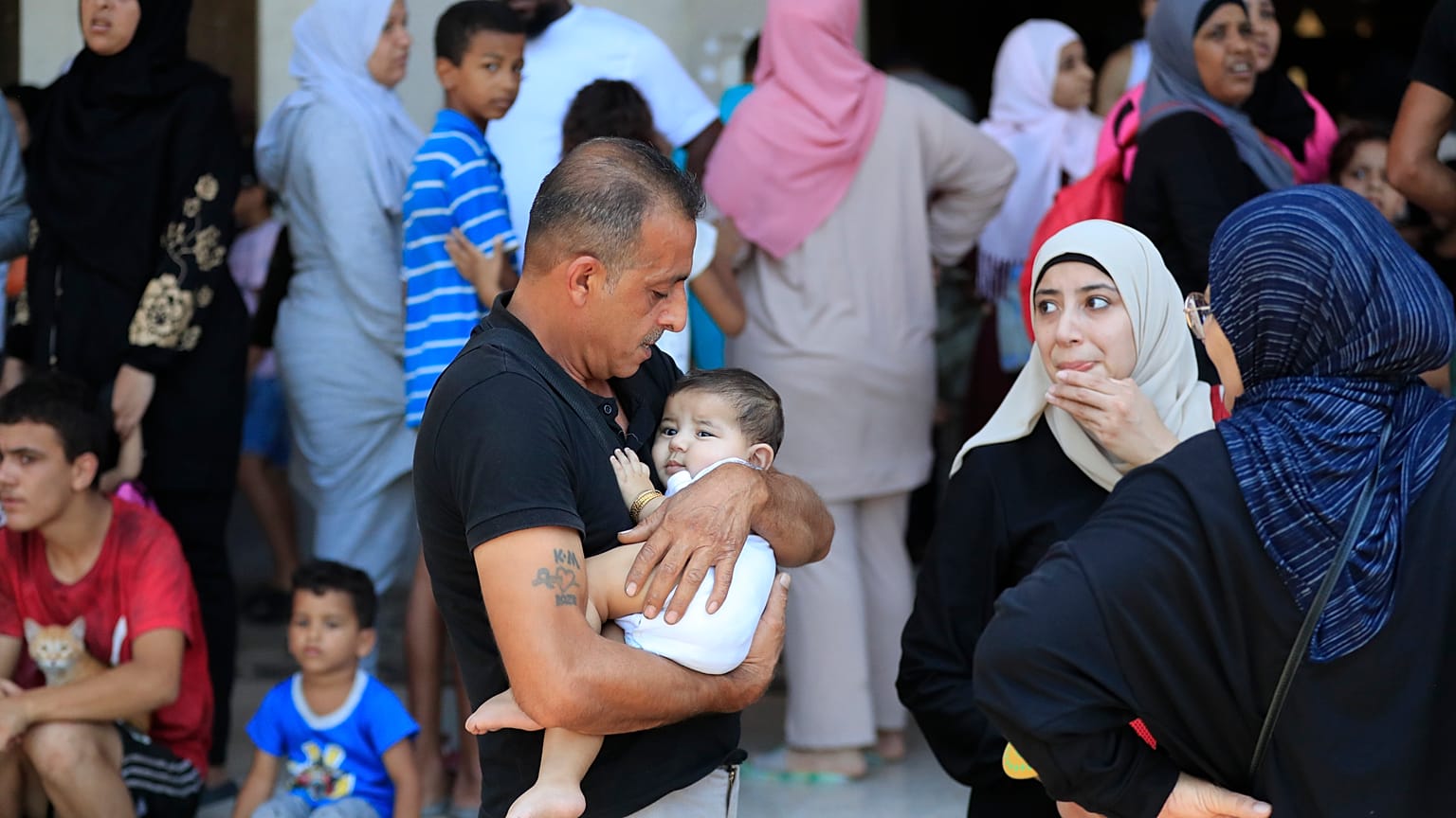Anwohner auf der Flucht vor den Kämpfen im Flüchtlingslager Ain al-Hilwah 