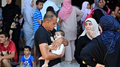 Anwohner auf der Flucht vor den Kämpfen im Flüchtlingslager Ain al-Hilwah 