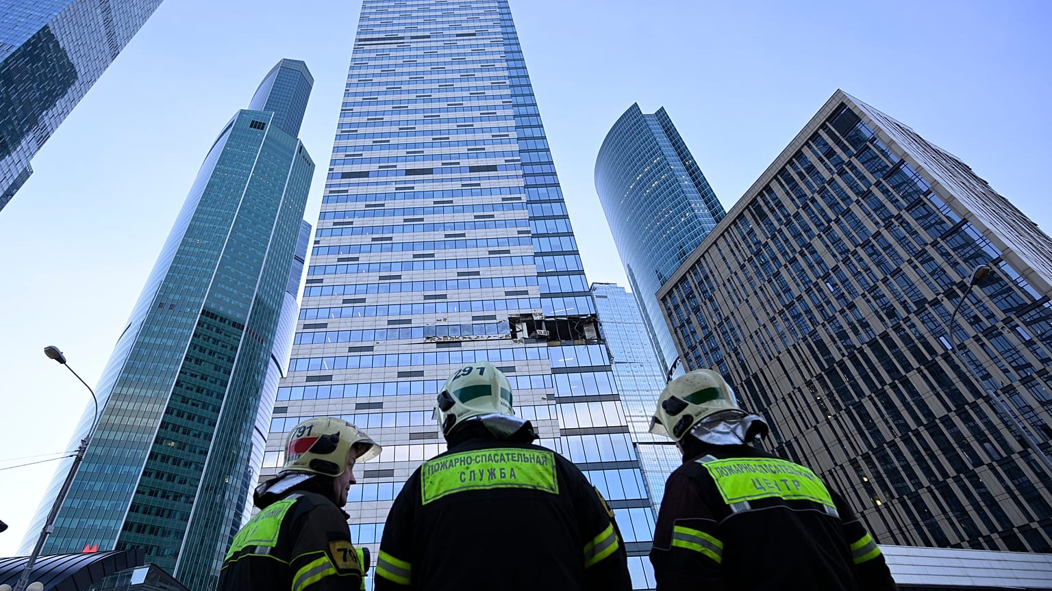 Vue du gratte-ciel endommagé dans le quartier d'affaires "Moscow City" après une attaque de drone à Moscou, Russie, dimanche 30 juillet 2023. 