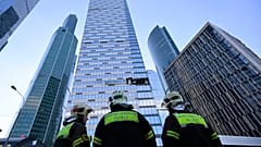 Πυροσβέστες παρατηρούν κατεστραμμένο ουρανοξύστη στη Μόσχα μετά την επίθεση με ντρόουν στη Μόσχα