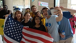 Pilger:innen kommen zum Weltjugendtag 2023 am Flughafen in Lissabon an. 