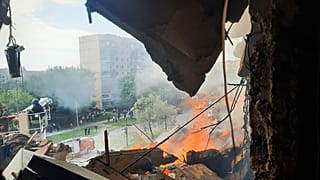 مبنى في مدينة كريفي ريه الأوكرانية تعرض للقصف