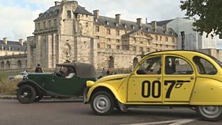 Veículos com mais de 30 anos participaram na "Traversée de Paris", França