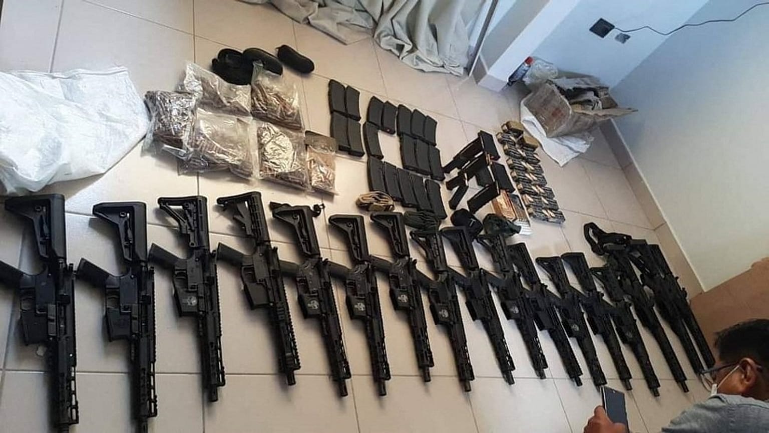Cabrera'ya yönelik operasyonda ele geçirilen silahlar