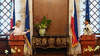 La présidente de la Commission européenne Ursula von der Leyen (à gauche) et le président philippin Ferdinand Marcos Jr (à droite) - 31.07.2023