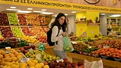 Vásárló egy athéni élelmiszerboltban 2022. február 16-án
