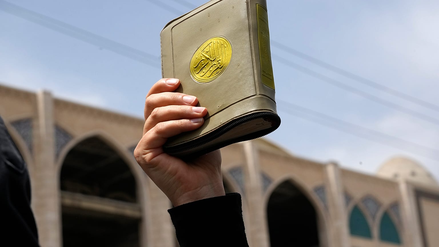 مظاهرة  في إبران منددة بحرق نسخة من القرآن 