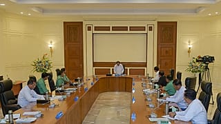 يو ميينت سوي، القائم بأعمال رئيس ميانمار خلال اجتماع لمجلس الدفاع والأمن في نايبيداو.