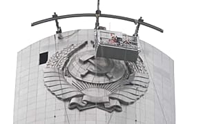 Герб СССР снимают с монумента "Родина-мать" в Киеве