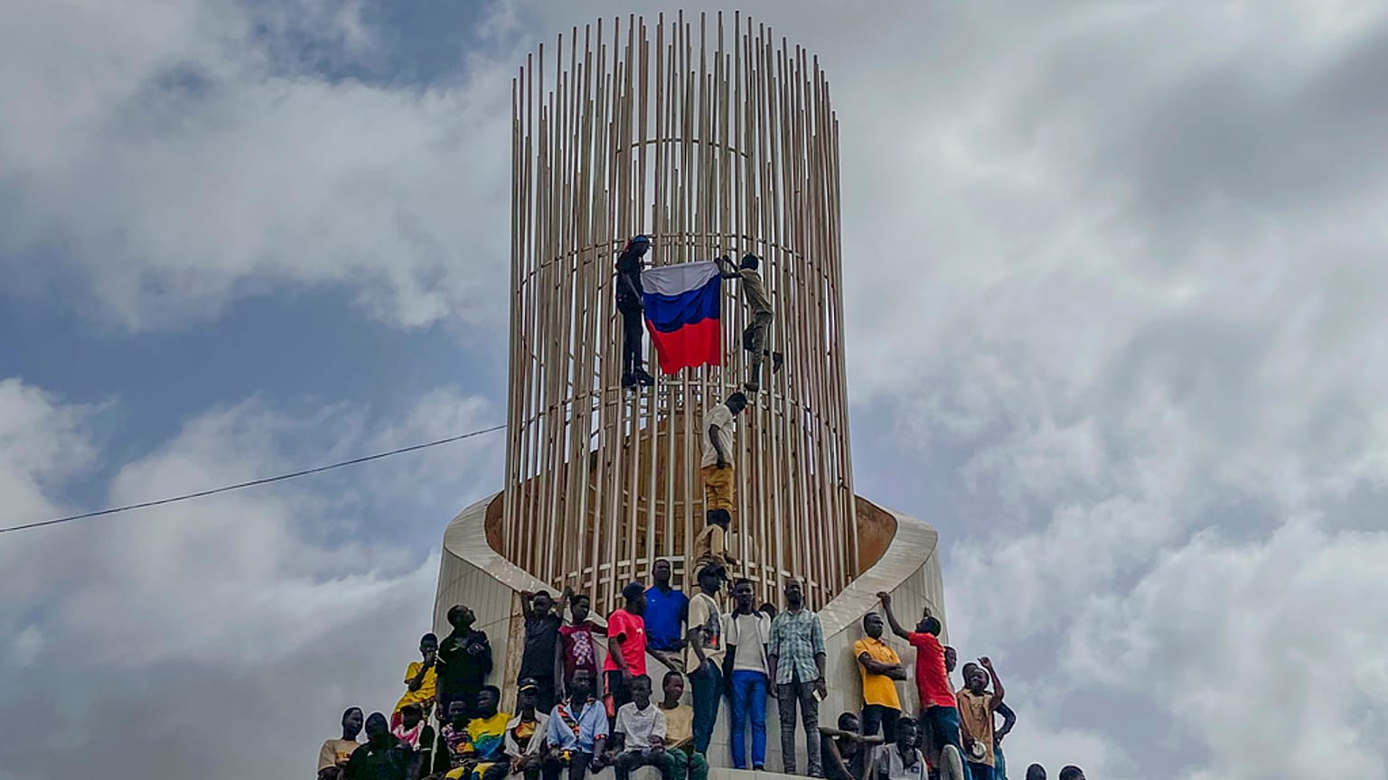 Des partisans des putschistes de Niamey accrochent un drapeau russe, Niamey, le 3 août 2023