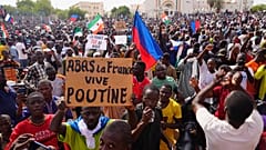 متظاهرون في نيامي يرفعون شعار "تسقط فرنسا"