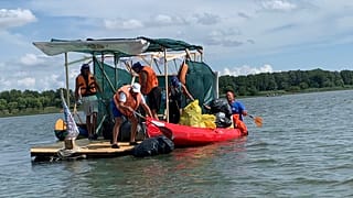 Hulladékgyűjtés a Tisza-tavon Kiskörénél, 2023. július 31-én