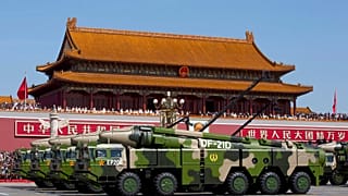 DF-21D anti-gemi balistik füzelerini taşıyan Çin askeri araçları Tiananmen Kapısı'nın önünden geçiyor.