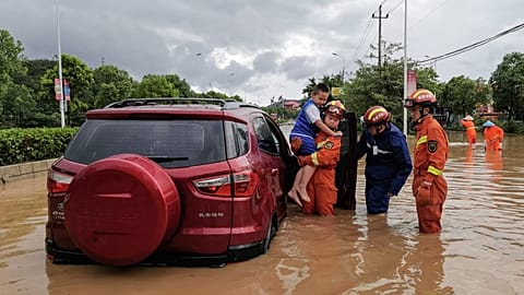Soccorritori salvano persone intrappolate dall'acqua