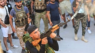 A palesztin Fatah mozgalom egyik tagja a levegőbe lő egyik parancsnokának gyászmenetén Libanonban 2023. július 31-én