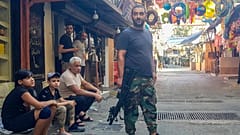 مقاتل فلسطيني تابع لحركة "فتح" في مخيم عين الحلوة بالقرب من مدينة صيدا جنوبي لبنان