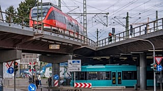 Trenes de cercanías desde Fráncfort del Meno, Hesse, Alemania.