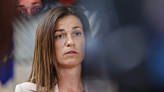 A ministra da Justiça da Hungria, Judit Varga, fala com a imprensa antes do Conselho de Assuntos Gerais dos Ministros da UE no edifício do Conselho Europeu em Bruxelas, a 23 de maio de 2022.