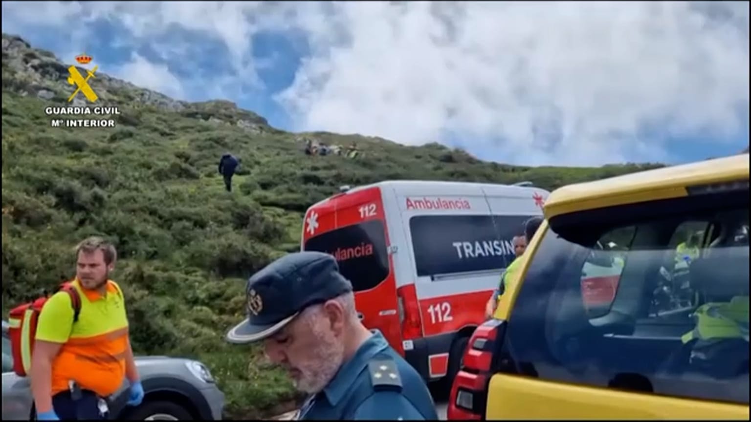 Equipos de la Guardia Civil en el lugar del accidente.