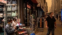 Menschen tragen Masken, während die Luft in New York von den Waldbränden in Kanada mit Rauch erfüllt ist. 
