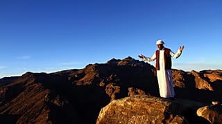 سائح يقف على جبل سيناء في مصر.