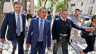 Управляющего поместьем Трампа выходит из здания суда