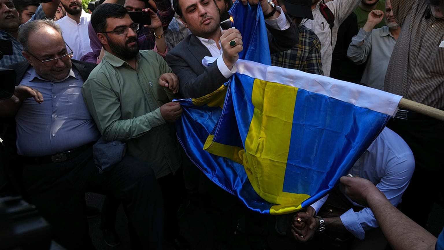 A Korán-égetésekre válaszul svéd zászlót égettek a svéd nagykövetség épülete előtt Teheránban még június 30-án
