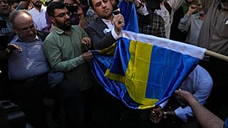 A Korán-égetésekre válaszul svéd zászlót égettek a svéd nagykövetség épülete előtt Teheránban még június 30-án