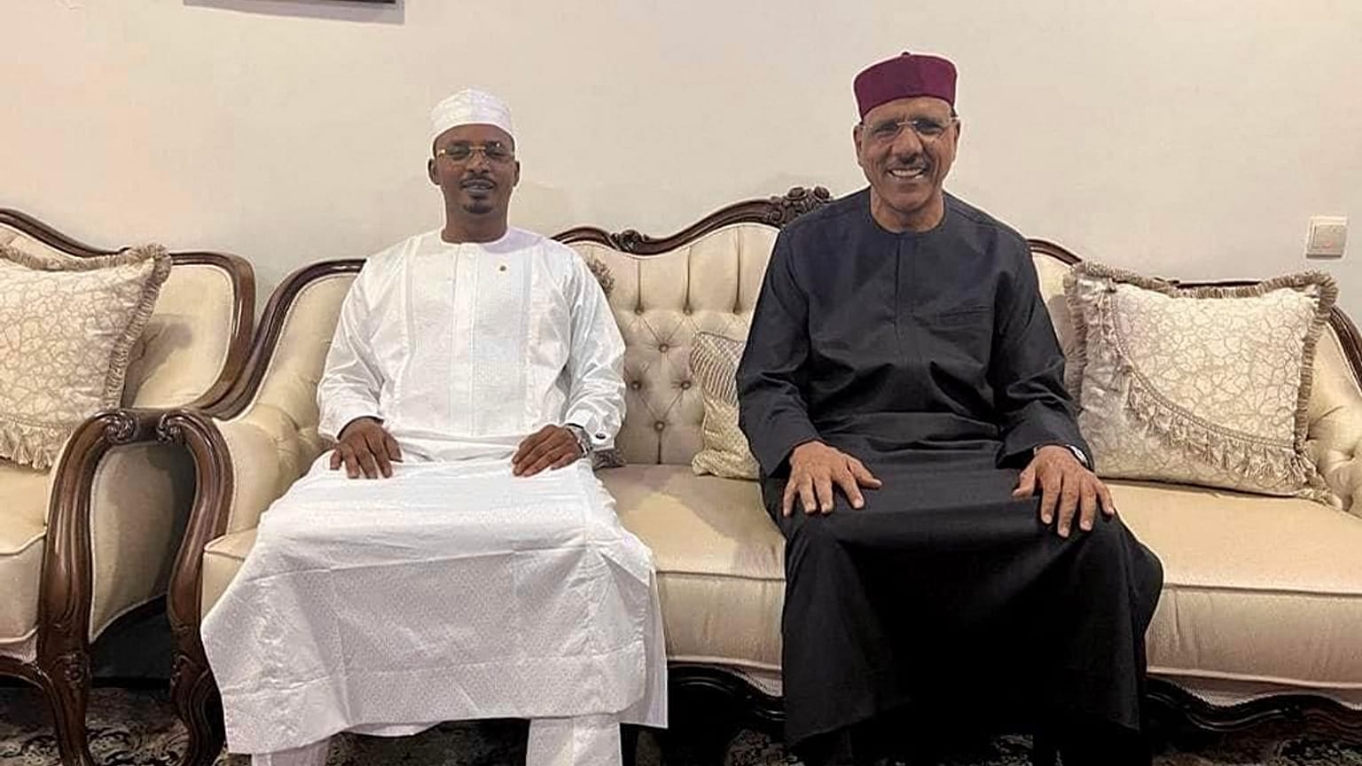 Il presidente del Ciad, Idriss Déby Itno, con il suo omologo nigerino, destituito venerdì 28 luglio, Mohamed Bazoum
