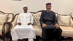 Der Präsident des Tschad (links) neben dem gestürzten nigrischen Präsidenten Bazoum