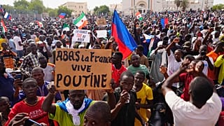 Manifesta*ão de apoio ao general Abdourahmane Tchiani e contra França, em Niamey, Niger