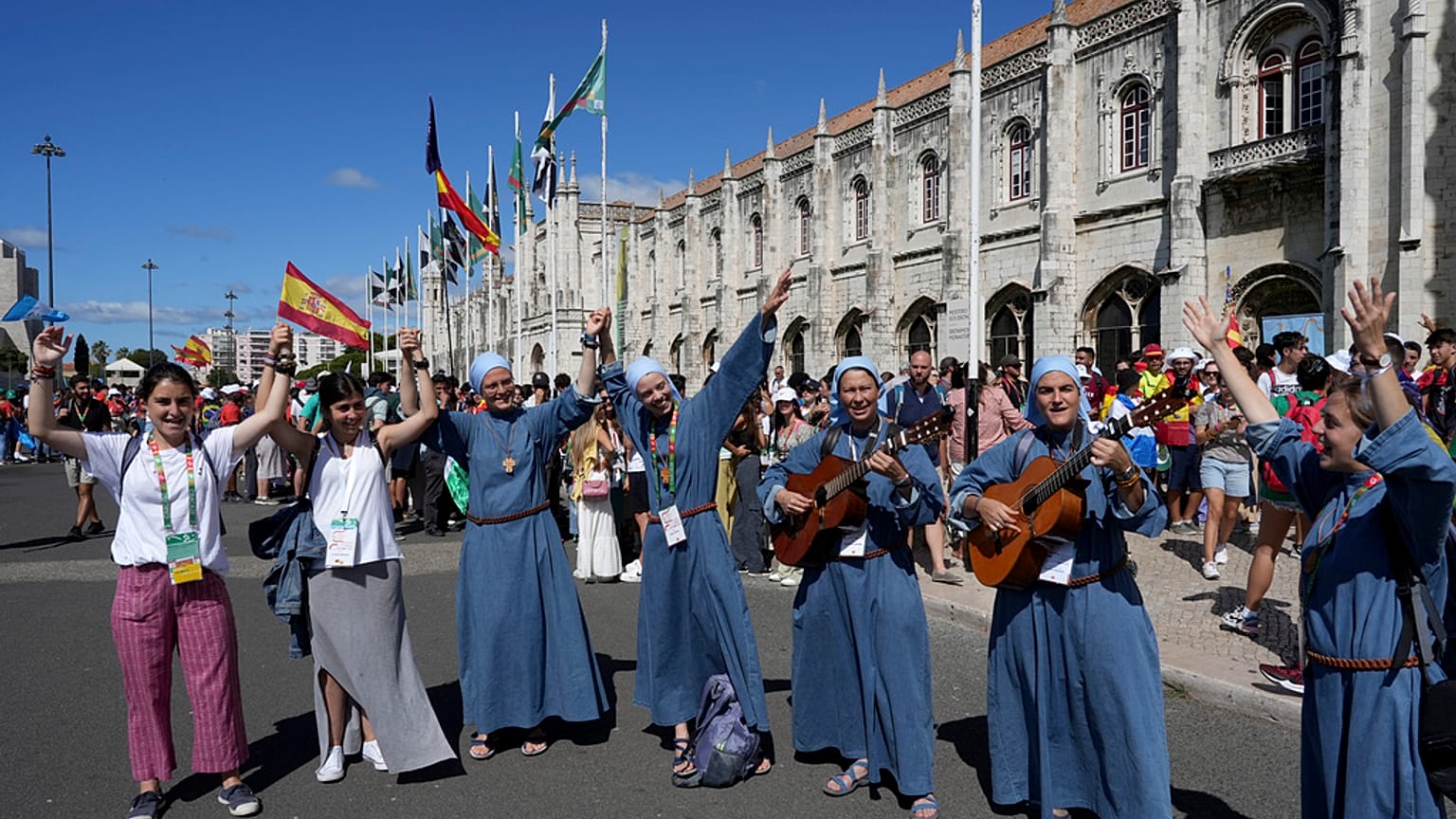 Spanische Delegation mit Nonnen in Lissabon