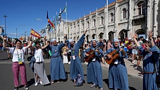 Spanische Delegation mit Nonnen in Lissabon
