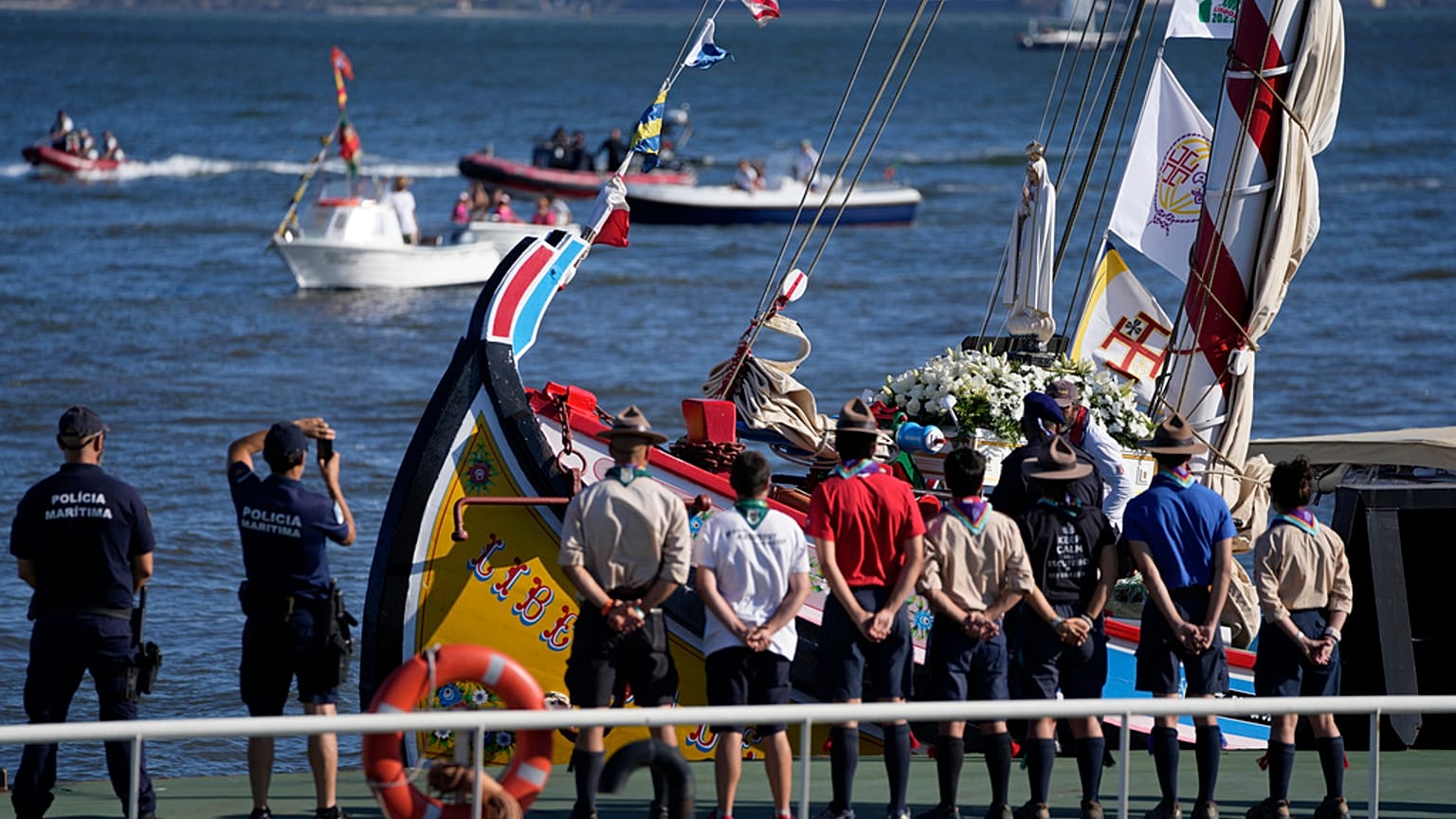 La réplica de la virgen de Fátima llega a Lisboa para la Jornada Mundial de la Juventud, escoltada por un grupo de boys scouts
