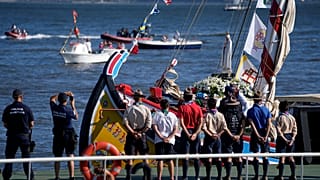 La réplica de la virgen de Fátima llega a Lisboa para la Jornada Mundial de la Juventud, escoltada por un grupo de boys scouts