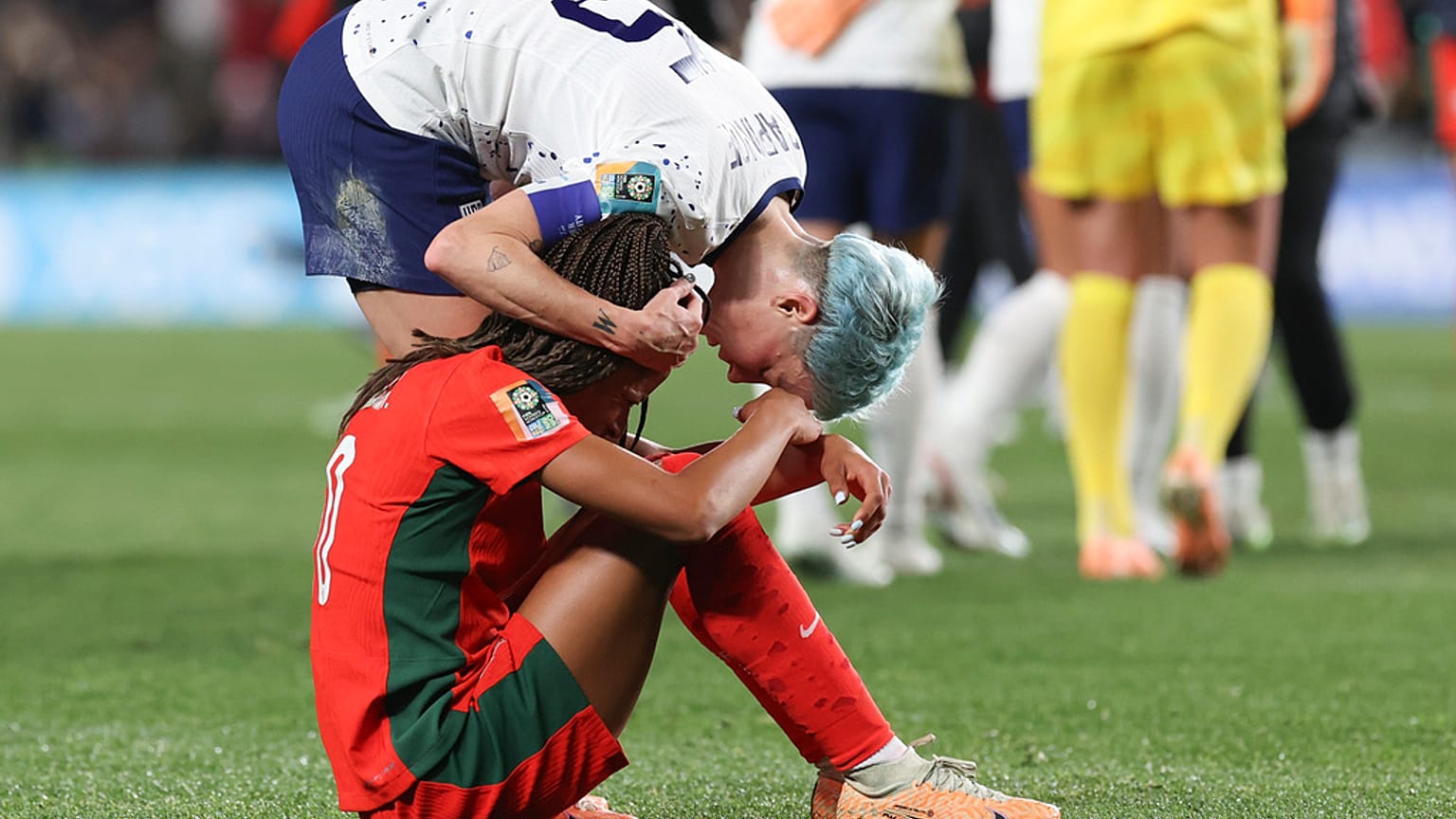 US-Altstar Megan Rapinoe tröstet Jessica Silva nach Portugals WM-Aus in Auckland
