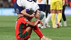 US-Altstar Megan Rapinoe tröstet Jessica Silva nach Portugals WM-Aus in Auckland