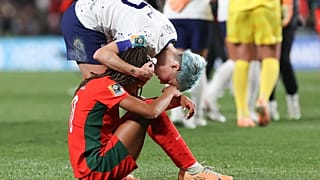 US-Altstar Megan Rapinoe tröstet Jessica Silva nach Portugals WM-Aus in Auckland