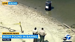 صورة مأخوذة من مقطع فيديو وقدمها تلفزيون KABC-7 تظهر ضباط إنفاذ القانون يقفون بجانب برميل في ماليبو لاغون، يوم الاثنين 31 يوليو 2023.
