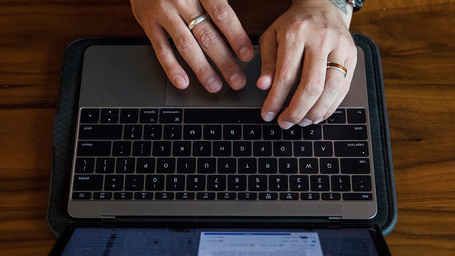 7.6% of people at risk of poverty in the EU are unable to afford internet connection