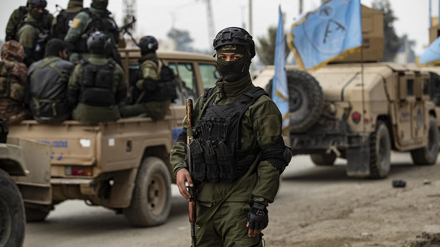 انتشار قوات الأسايش الكردية السورية خلال غارة على مقاتلين يشتبه في أنهم من تنظيم الدولة الإسلامية في الرقة، سوريا، في 28 يناير / كانون الثاني 2023.