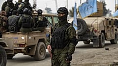 انتشار قوات الأسايش الكردية السورية خلال غارة على مقاتلين يشتبه في أنهم من تنظيم الدولة الإسلامية في الرقة، سوريا، في 28 يناير / كانون الثاني 2023.