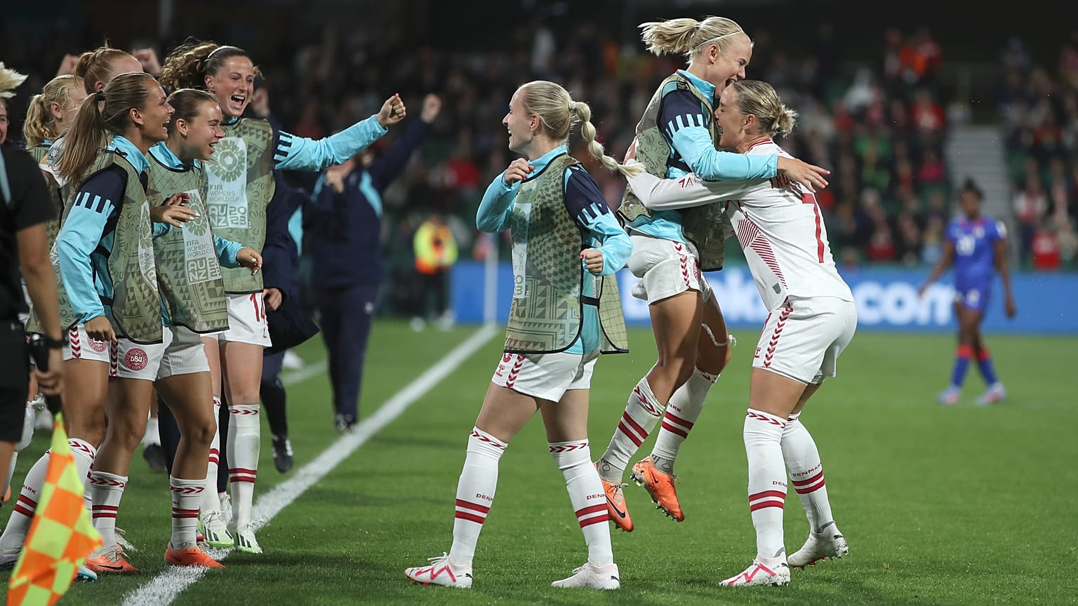 لاعبات منتخب الدنمارك يحتفلن بفوزهن بين هاييتي والدنمارك في بيرث بأستراليا