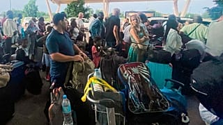 Französische und andere europäische Staatsbürger am Flughafen von Niamey