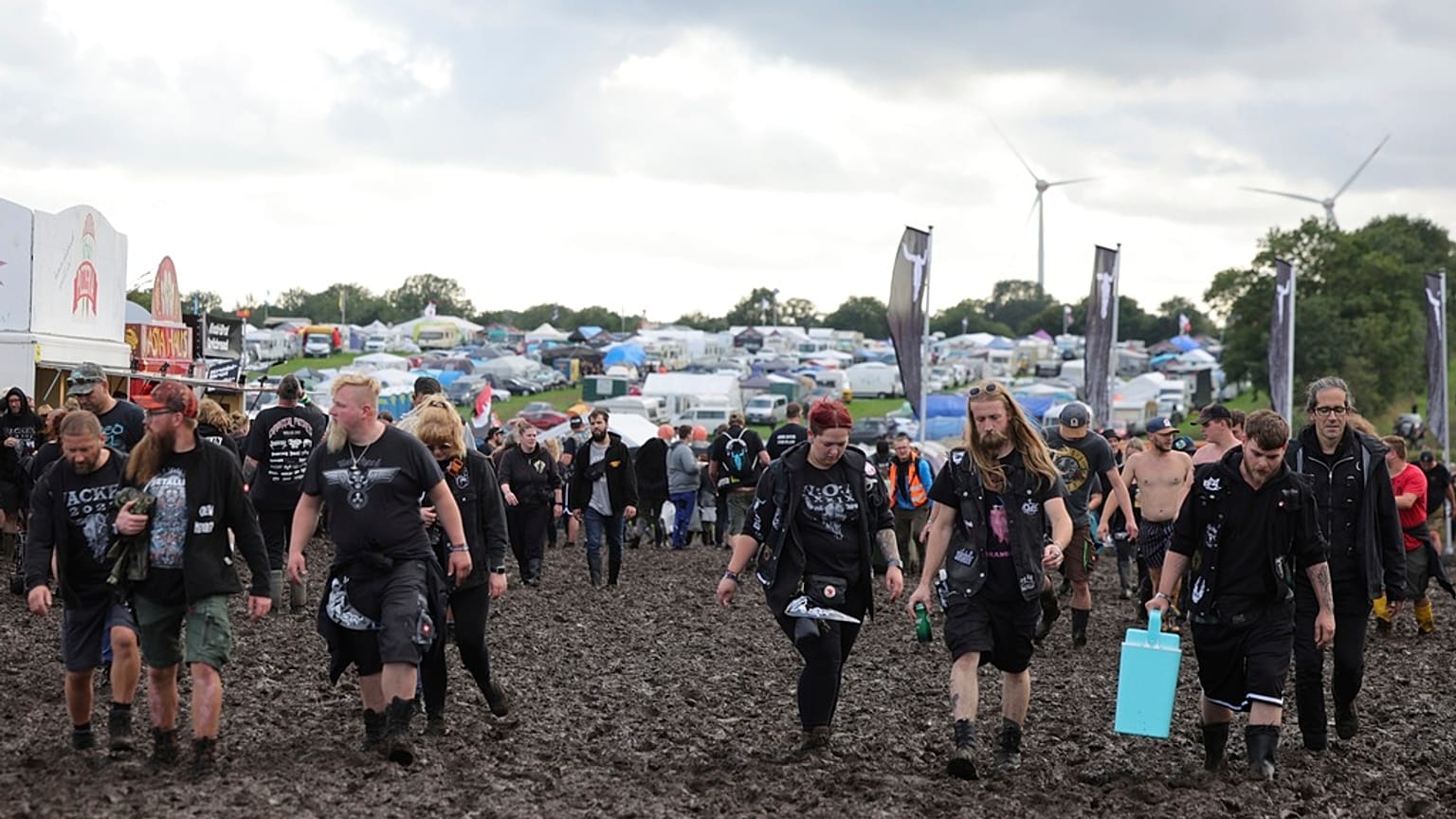 Heavy Metal Fans im Matsch beim Festival in Wacken
