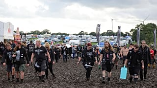 Heavy Metal Fans im Matsch beim Festival in Wacken