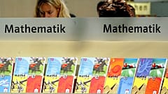 Los libros de matemáticas se exhiben en la feria educativa Didacta de Colonia, la más grande de su tipo en Europa